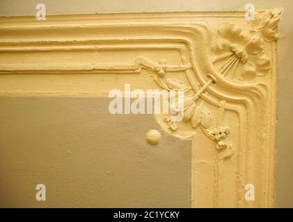 Fragment de décoration murale sur l'escalier principal du bâtiment de style Art nouveau sur la 7ème rue Krasnoarmeiskaya