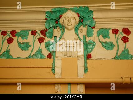 Fragment de décoration murale sur l'escalier principal du bâtiment de style Art nouveau sur la 7ème rue Krasnoarmeiskaya