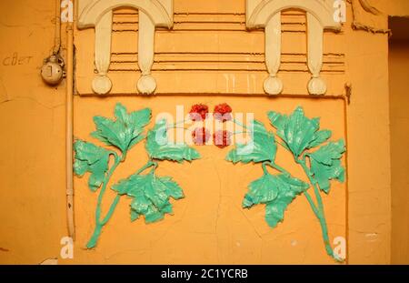 Fragment de décoration murale sur l'escalier principal du bâtiment de style Art nouveau sur la 7ème rue Krasnoarmeiskaya
