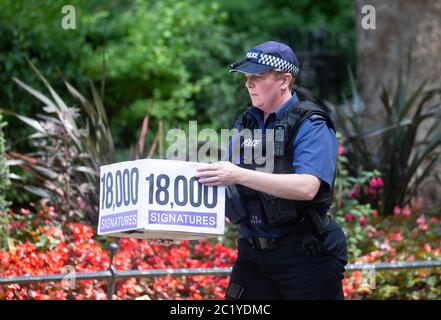 Londres, Royaume-Uni. 16 juin 2020. Une boîte de 18,000 signatures de manifestants anti-avortement en Irlande du Nord est portée par un policier de Downing Street. Credit: Tommy London/Alay Live News Banque D'Images
