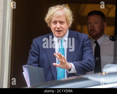 Londres, Royaume-Uni. 16 juin 2020. Le Premier ministre britannique, Boris Johnson, quitte 10 Downing Street pour se rendre au Parlement pour faire une déclaration sur les bons pour dîner à l'école. Le footballeur Marcus Rashford s'est exprimé en faveur de l'obtention des bons d'échange par les enfants. Credit: Tommy London/Alay Live News Banque D'Images