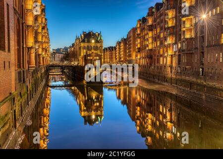 L'ancien avec la Speicherstadt Wasserschloss à Hambourg, en Allemagne, au crépuscule Banque D'Images