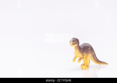 gros plan d'une figurine de dinosaure en plastique coloré isolée sur un fond blanc Banque D'Images