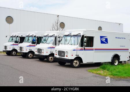 WEST WINDSOR, NJ -3 MAI 2020 - vue des camions de livraison de courrier du Service postal des États-Unis (USPS) au bureau de poste du Carnegie Center à New JERS Banque D'Images