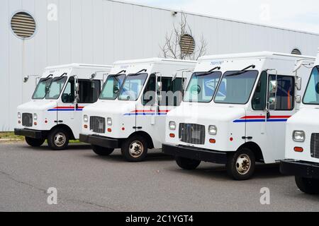 WEST WINDSOR, NJ -3 MAI 2020 - vue des camions de livraison de courrier du Service postal des États-Unis (USPS) au bureau de poste du Carnegie Center à New JERS Banque D'Images