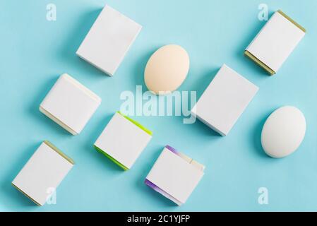 Motif spa avec un porte-savon naturel fait main et des boîtes artisanales en papier maquette pour le forfait sur fond bleu clair. Banque D'Images