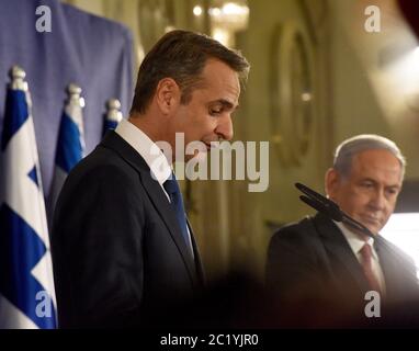 Jérusalem, Israël. 16 juin 2020. (R) le Premier ministre israélien Benjamin Netanyahu et (L) le Premier ministre grec Kyriakos Mitsotakis ont publié des déclarations communes à Jérusalem le 16 juin 2020. Photo par Debbie Hill/UPI crédit: UPI/Alay Live News Banque D'Images