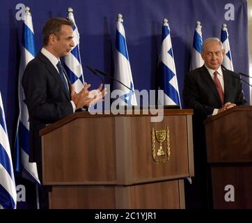 Jérusalem, Israël. 16 juin 2020. (R) le Premier ministre israélien Benjamin Netanyahu et (L) le Premier ministre grec Kyriakos Mitsotakis ont publié des déclarations communes à Jérusalem le 16 juin 2020. Photo par Debbie Hill/UPI crédit: UPI/Alay Live News Banque D'Images