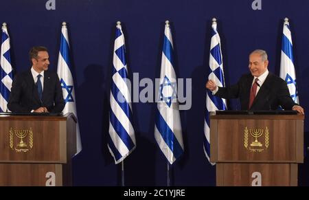 Jérusalem, Israël. 16 juin 2020. (R) le Premier ministre israélien Benjamin Netanyahu et (L) le Premier ministre grec Kyriakos Mitsotakis ont publié des déclarations communes à Jérusalem le 16 juin 2020. Photo par Debbie Hill/UPI crédit: UPI/Alay Live News Banque D'Images