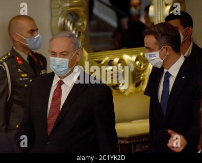 Jérusalem, Israël. 16 juin 2020. (L) le Premier ministre israélien Benjamin Netanyahu et (R) le Premier ministre grec Kyriakos Mitsotakis portent des masques protecteurs lorsqu'ils arrivent à publier des déclarations communes à Jérusalem le 16 juin 2020. Photo par Debbie Hill/UPI crédit: UPI/Alay Live News Banque D'Images