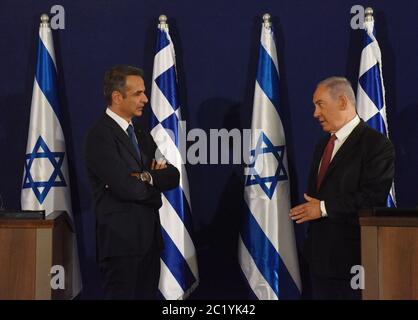 Jérusalem, Israël. 16 juin 2020. (R) le Premier ministre israélien Benjamin Netanyahu et (L) le Premier ministre grec Kyriakos Mitsotakis ont publié des déclarations communes à Jérusalem le 16 juin 2020. Photo par Debbie Hill/UPI crédit: UPI/Alay Live News Banque D'Images