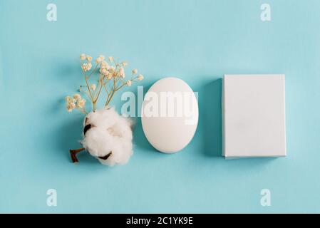 Ensemble de spa en coton fleuri, savon naturel fait main et boîte en papier faite à la main pour l'emballage. Vue de dessus. Modèle pour votre design et votre créativité. Banque D'Images