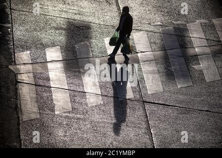 Vue de dessus d'un homme silhoueté et de son passage à l'ombre le passage de côté Banque D'Images