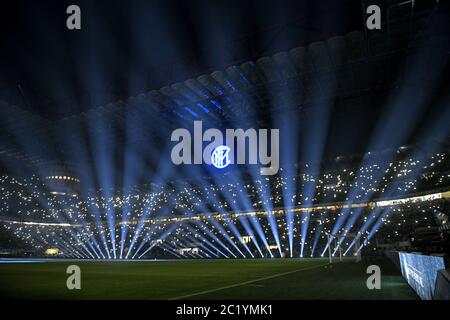 Des lumières bleues et des lumières en forme de matelas dans l'obscurité du stade de football de san siro, avant que les joueurs de football de l'Inter Milan entrent sur le terrain, à Milan. Banque D'Images