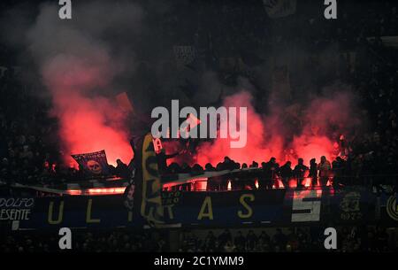 Les fans de football AC Milan agitant des drapeaux pendant le match de football AC Milan vs FC Internazionale, à Milan. Banque D'Images