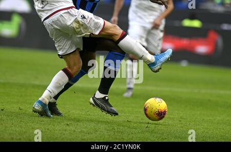 Les joueurs de football ferment les jambes en action Banque D'Images