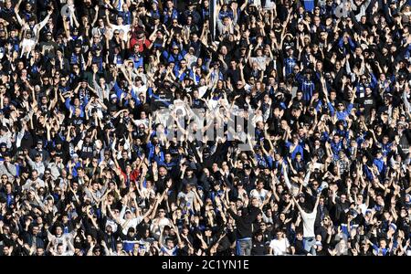 Les fans de football d'Atalanta soutiennent leur équipe lors du match de football de la série italienne A à Bergame. Banque D'Images