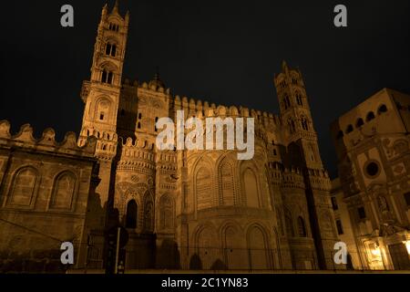 Cathédrale Santa Vergine Maria Assunta, illuminée la nuit. Un bâtiment classé au patrimoine mondial de l'UNESCO, c'est un mélange de style architectural arabe et normand, Banque D'Images