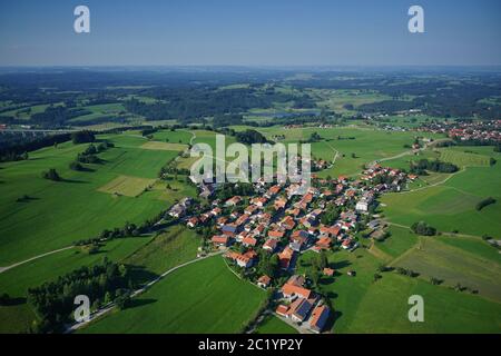 Vue aérienne sur le paysage de l'AllgÃ¤u avec vallées, collines et montagnes. Banque D'Images