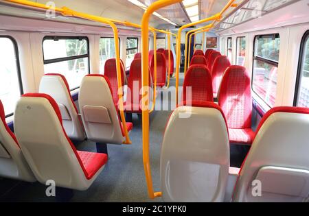 Une voiture de train vide sur un train South Western Railway de Londres Waterloo à Ascot, alors que la réunion de Royal Ascot se déroule derrière des portes fermées pendant la pandémie Covid-19. Banque D'Images