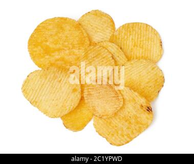 tas de croustilles frites rondes et ondulées, isolées sur fond blanc, nourriture aux épices, vue du dessus Banque D'Images