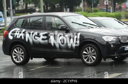 16 juin 2020, Hessen, Francfort-sur-le-main: Un SUV de la marque BMW étalé avec les mots "changer maintenant!" Traversez le centre-ville de Francfort. Photo: Arne Dedert/dpa Banque D'Images