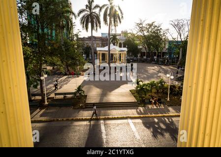 Vue imprenable sur Parque Vidal, la place centrale principale vue depuis l'ancien hôtel de ville de Santa Clara, Cuba Banque D'Images