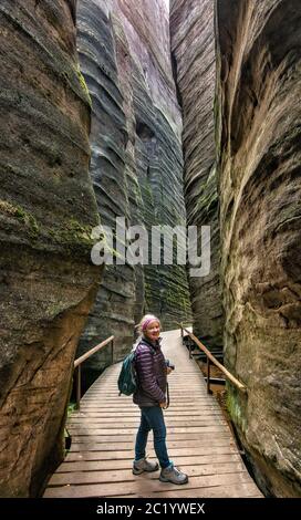 Femme senior randonneur dans le canyon de la fente à Adršpach Rocks, Réserve naturelle nationale des rochers Adršpach-Teplice Rocks, Central Sudets, République tchèque Banque D'Images