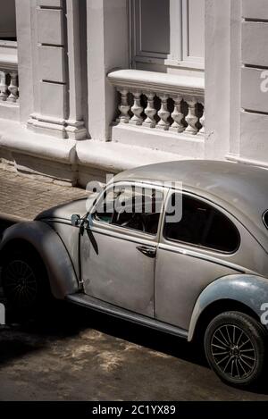 Voiture Volkswagen d'époque garée, Santiago de Cuba, Cuba Banque D'Images