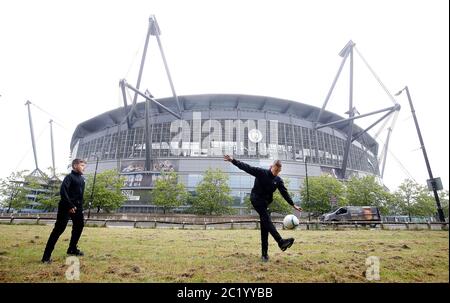 Jack (à droite) et Jaydan Silgran jouent au football à l'extérieur du Etihad Stadium, stade de Manchester City. La Premier League reprend demain soir avec Aston Villa v Sheffield United et Manchester City v Arsenal. Banque D'Images