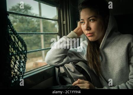 Jeune femme attrayante voyage en train de passagers en Inde Banque D'Images