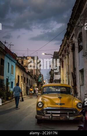Voiture d'époque à la Havane Centro, un quartier de classe ouvrière, la Havane, Cuba Banque D'Images