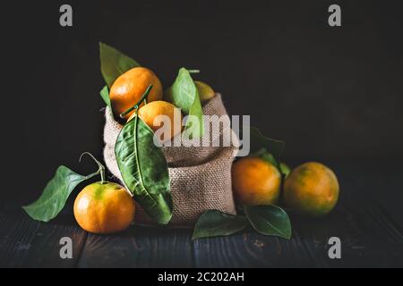 Mandarine avec des feuilles sur un pays à l'ancienne table. Focus sélectif. L'horizontale. Banque D'Images