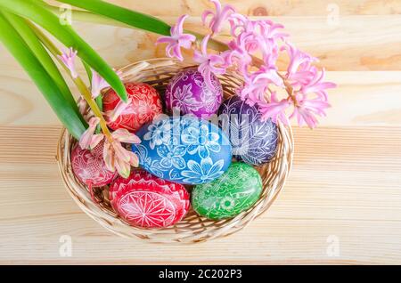 Les oeufs de Pâques colorés et Jacinthe rose fleurs sur table en bois Banque D'Images