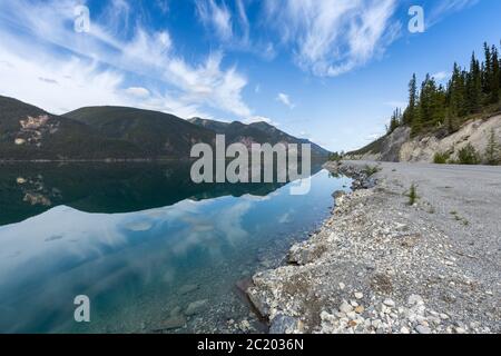 Réflexions au lac Muncho au Canada Banque D'Images