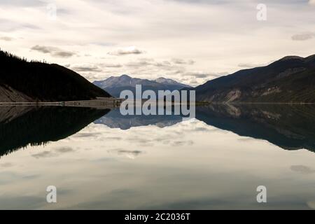 Réflexions au lac Muncho au Canada Banque D'Images