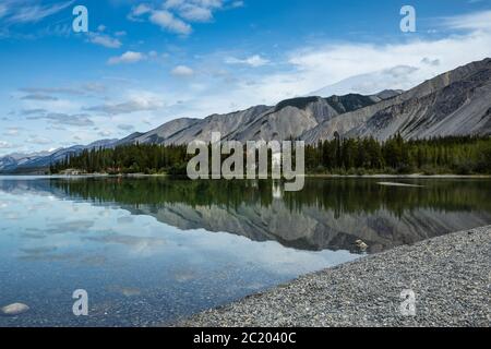 Réflexions au lac Muncho au Canada Banque D'Images