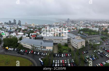 Magnifique vue aérienne grand angle de Reykjavik, Islande, avec des paysages au-delà de la ville, vue depuis la tour d'observation de la cathédrale de Hallgrimskirkja Banque D'Images