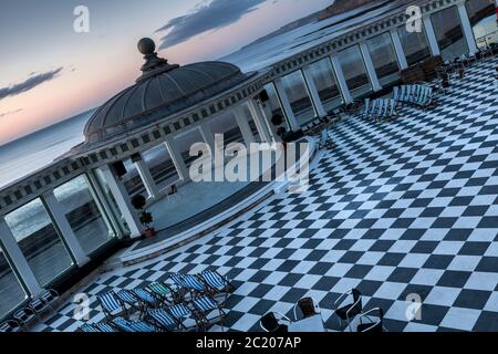 The Spa, Sunrise, South Beach, Scarborough, East Yorkshire, Angleterre Banque D'Images