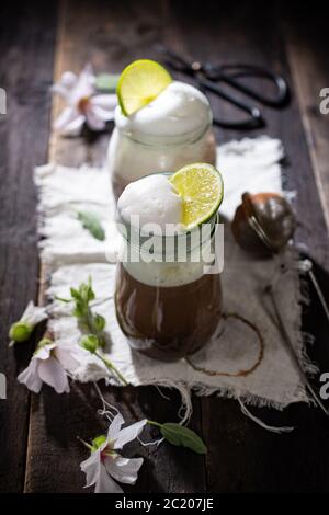 Chocolat chaud dans un pot.boisson sucrée avec de la chaux.petit déjeuner rural.nourriture saine . Banque D'Images