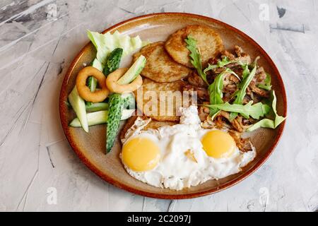 Délicieux servi avec pommes de terre puncakes d'œufs au plat. Banque D'Images