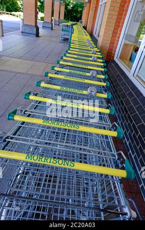 ligne de trolley de supermarché morrisons, filiale de fakenham, norfolk, angleterre Banque D'Images