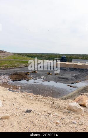 Site de mise en décharge de cellules avec équipement lourd à l'installation de gestion intégrée des déchets solides de Bourne, Cape Cod, Massachusetts, États-Unis Banque D'Images