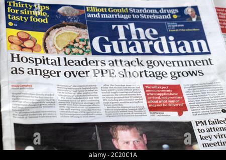 « les dirigeants des hôpitaux attaquent le gouvernement à cause de la colère grandissante face à la pénurie d'EPI », le journal Guardian en première page 20 avril 2020 Londres Angleterre Royaume-Uni Banque D'Images