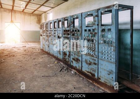 Armoires de commutation électriques cassées avec panneaux de commande en usine abandonnée. Banque D'Images