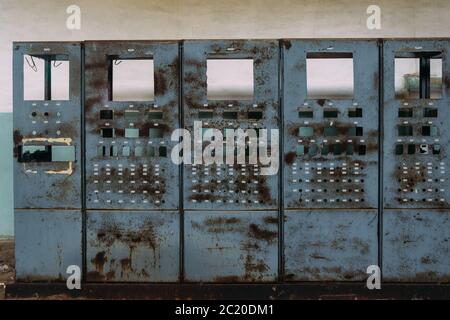 Armoires de commutation électriques cassées avec panneaux de commande en usine abandonnée. Banque D'Images