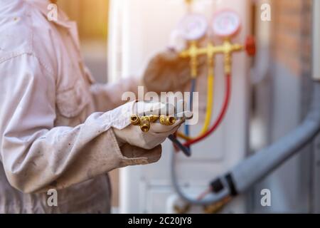 Équipement de mesure de climatiseur standard du technicien Banque D'Images