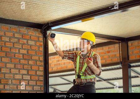 Des techniciens professionnels vérifient les paramètres IP du système de vidéosurveillance dans le bâtiment. Banque D'Images