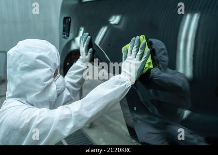 homme travaillant couleur de peinture de voiture nettoyage Banque D'Images