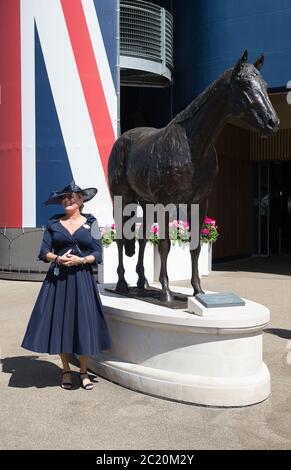 Ascot, Berkshire, Royaume-Uni. 22 juin 2018. Une dame porte la marine comme elle se tient à côté de la statue du féerique Frankel à l'Ascot races pendant l'Ascot royale. Crédit : Maureen McLean/Alay Banque D'Images